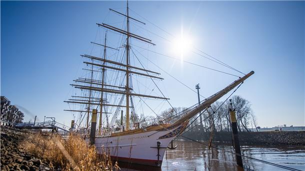 Diese Schönheit schmückt bald Bremerhaven. Die "Schulschiff Deutschland" wird von Vegesack in die Seestadt verlegt.