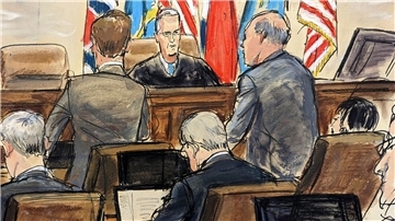Diese Skizze aus dem Gerichtssaal zeigt Dominion-Anwalt Justin Nelson (2.v.l) und Fox-Anwalt Daniel Webb (r) im Gespräch mit Richter Eric Davis im Delaware Superior Court.