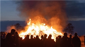 Diese stimmungsvolle Aufnahme entstand beim Osterfeuer in Golzwarden.