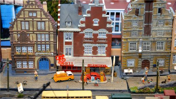Eine Minitankstelle auf einem Eisenbahnmodell.