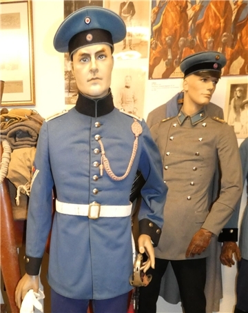 Schaufensterpuppen in alten Uniformen