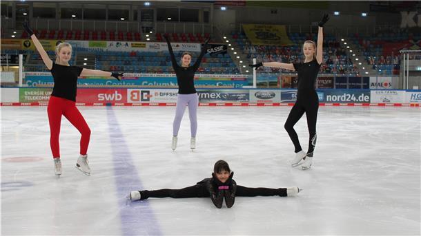 Diese vier Eisläuferinnen haben die Eisarena für sich allein – müssen dafür aber auch viel bezahlen (von links): Mandy Eweleit, Elena Hergert, Henrike Nötzel und vorne Taisija Hirsch.