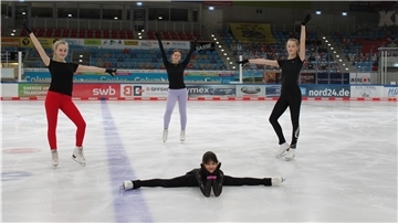 Diese vier Eisläuferinnen haben die Eisarena für sich allein – müssen dafür aber auch viel bezahlen (von links): Mandy Eweleit, Elena Hergert, Henrike Nötzel und vorne Taisija Hirsch.