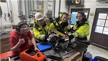 Männer in Werkstatt
