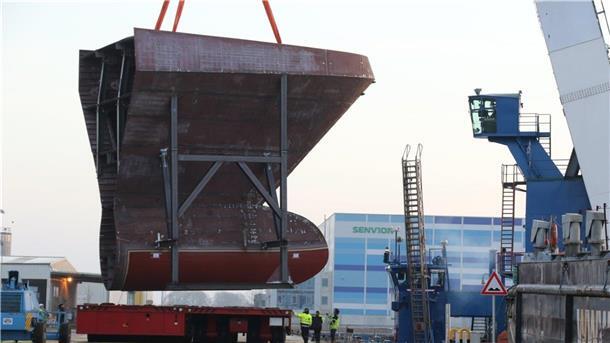 Diese Vorschiff-Sektion kam Anfang Januar mit dem BVT-Schwimmkran im Fischereihafen an. Es soll sich um ein Bauteil für eine der ägyptischen Fregatten handeln.