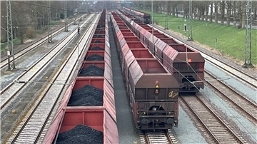 Bahnschienen mit Güterzügen in Nordenham