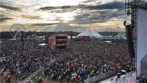 Diesen wunderschönen Blick über das Infield beim Deichbrand 2023 beschert uns das Drohnenvideo von Thomas Krey.