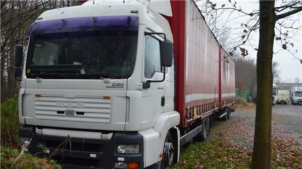 Dieser 40-Tonner steht ungewollt auf dem Gelände der Firma AAA Express-Kurier. Es könnte sein, dass sich schon bald das Amtsgericht Zeven mit dem Laster befassen muss.