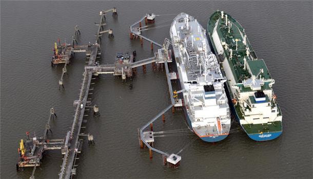 Dieser Doppelpack bringt das Gas am LNG-Terminal Wilhelmshaven an Land: Rechts der Tanker "Maran Gas Ithaca", links das Spezialschiff "Hoegh Esparanza", das das eisige Flüssiggas wieder in Gas verwandelt und dann ins deutsche Pipeline-Netz einspeist.