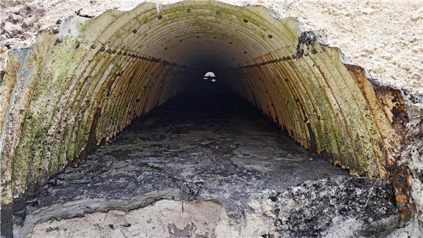 Dieser Durchlass unter der A27 bei Hagen wurde im Frühjahr unter Vollsperrung ausgegraben und komplett ersetzt. Fünf ähnliche Tunnel im Cuxland müssen bald ebenfalls erneuert werden.