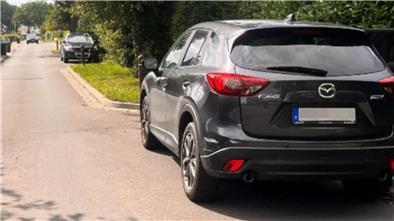 Unfallflucht im Alpershausener Weg in Sittensen – Polizei sucht Zeugen Ein schwarzes Auto steht rechts in einer Parkbucht und hat eine Schramme auf der linken Seite der hinteren Stoßstange.