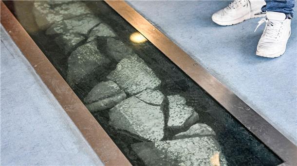 Die Mauer als Souvenir: Das Geschäft mit den Steinbrocken Dieser Grenzstrich teilte Ost- und Westberlin am Checkpoint Charlie. Heute ist er im Mauermuseum zu begutachten.