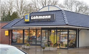 Eine Eingangstür eines Supermarktes der Kette Edeka