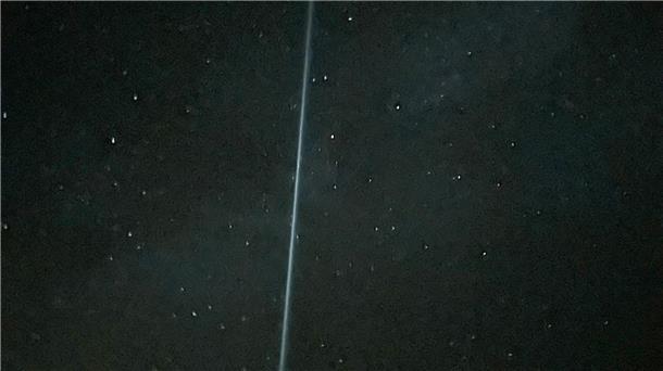 Rakete hinterlässt Lichtstreifen am Himmel Dieser Lichtschweif am Himmel stammt von einer Rakete.