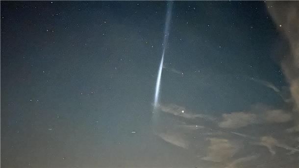 Rakete hinterlässt Lichtstreifen am Himmel Dieser Lichtschweif zeigte sich in der Nacht zu Dienstag am Himmel.