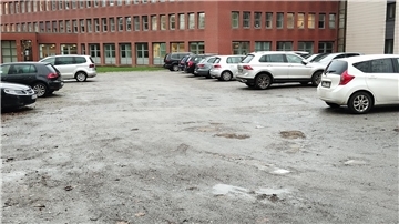 Das Foto zeigt einen Schotterparkplatz am Kreishaus in Brake.