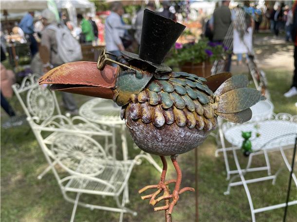 Kaiserwetter sorgt für Hochbetrieb bei der Landpartie in Nordenham Dieser schräge Vogel ist eine Zierde für jeden Garten - jedenfalls, wenn der Besitzer mit ein bisschen Humor gesegnet ist.