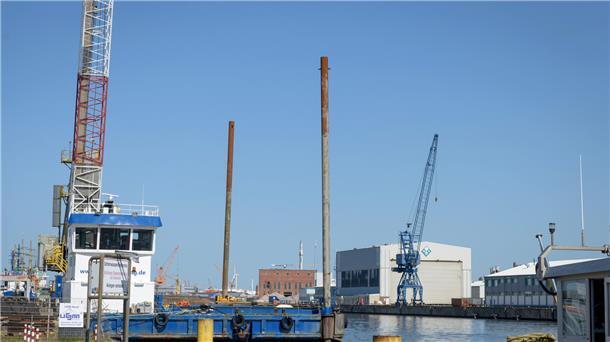 Der Rumms-Moment im Video: „Alex II“ havariert in Bremerhaven - Törns fallen aus Dieser Schwimmkran wurde der „Alex II“ zum Verhängnis. Der Dreimaster erwischte die Metallpfähle auf der rechten Seite des Krans.