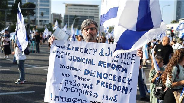 Dieser Demonstrant in Tel Aviv gehört zu den Unterstützern des Gesetzesvorhabens.