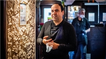 Alexis Vaiou und sein Mitarbeiter Kosta Fasulas im Restaurant „Olympisches Feuer“