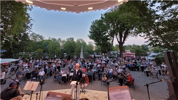 Dieses Bild entstand beim Auftritt des Shantychors Butjenter Blinkfüer, der vor vollen Rängen in der Konzertmuschel stattfand.