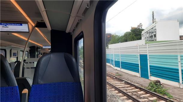 Dieses Bild zeigt das Beispiel für eine Lärmschutzwand aus dem Blickwinkel eines Fahrgastes.