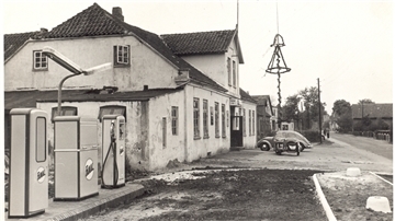 Dieses Bild zeigt noch den alten „Kaiserhof“, vor dem gerade ein Pfingstbaum aufgestellt wurde. Links vom Gebäude gab es eine Tankstelle.