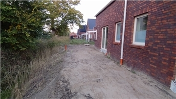 Dieses Doppelhaus an der Straße Zum Kutterhafen in Fedderwardersiel überschreitet die Baugrenze. Es steht zu nah an dem dahinterliegenden Graben.