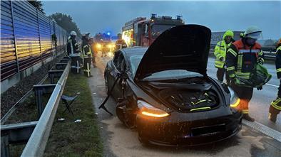 Dieses E-Auto ist am Sonnabendmorgen ungebremst einem Lkw aufgefahren.