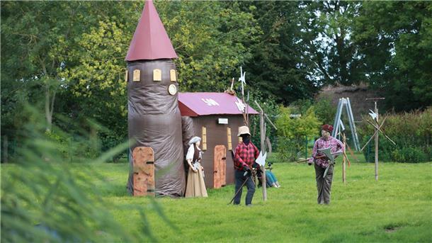 Nach dem Mittelalterfest in Mulsum: Euphorie und Dankbarkeit Für dieses Ensemble mit Kirche, Bauern und Friedhof an der Barlinghausener Straße gab es den 1. Preis im Straßenschmuck-Wettbewerb.