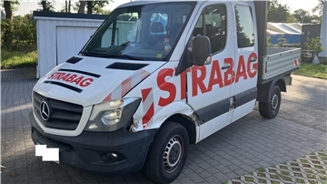 Ein beschädigtes Firmenfahrzeug. Das Fahrzeug ist in Nordholz von einem Unbekannten beschädigt worden, der Verursacher beging anschließend Fahrerflucht.