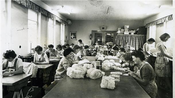 Alte Fotos: So wurde in Nordenham früher Puppenkleidung hergestellt Dieses Foto aus dem Jahr 1960 zeigt die Produktion bei Heimindustrie Wesermarsch.
