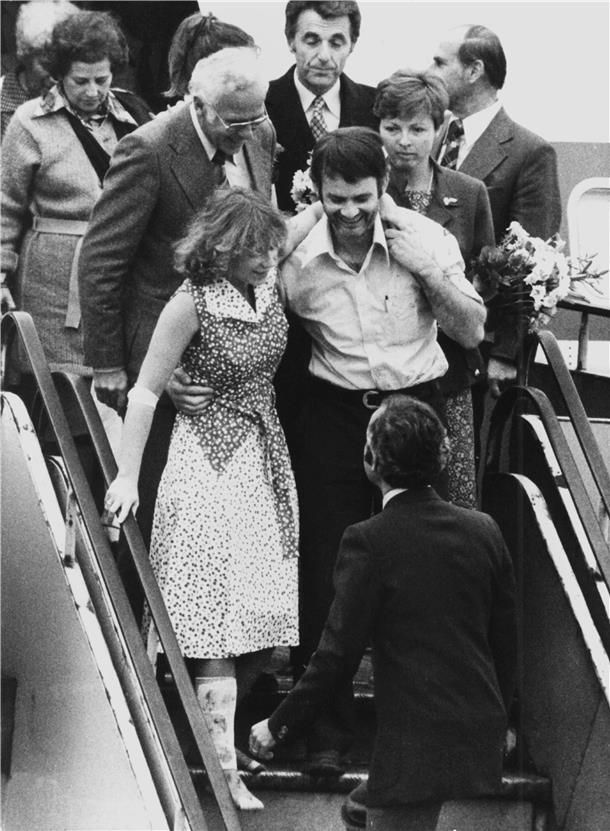 Entführungsdrama:Früherer Co-Pilot der „Landshut“ hält Erinnerung bis heute wach Co-Pilot Jürgen Vietor und die am Bein verletzte Stewardess Gabi Dillmann am 18. Oktober 1977 in Frankfurt bei der Rückkehr der befreiten Geiseln.