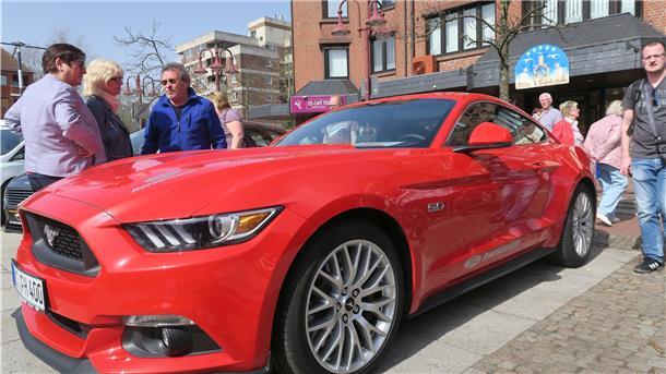 Ein rotes Auto von der Seite.