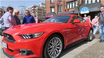 Ein rotes Auto von der Seite.