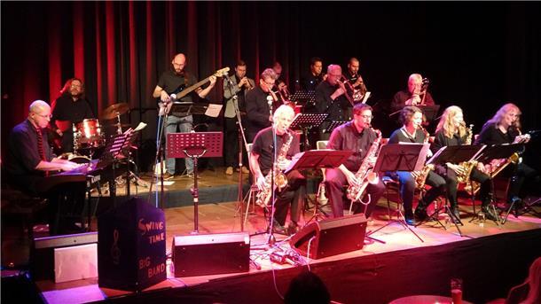 Schlussakkord in Nordenham: Warum es für die Swingtime Bigband nicht weitergeht Swingtime Bigband auf der Bühne der Jahnhalle.