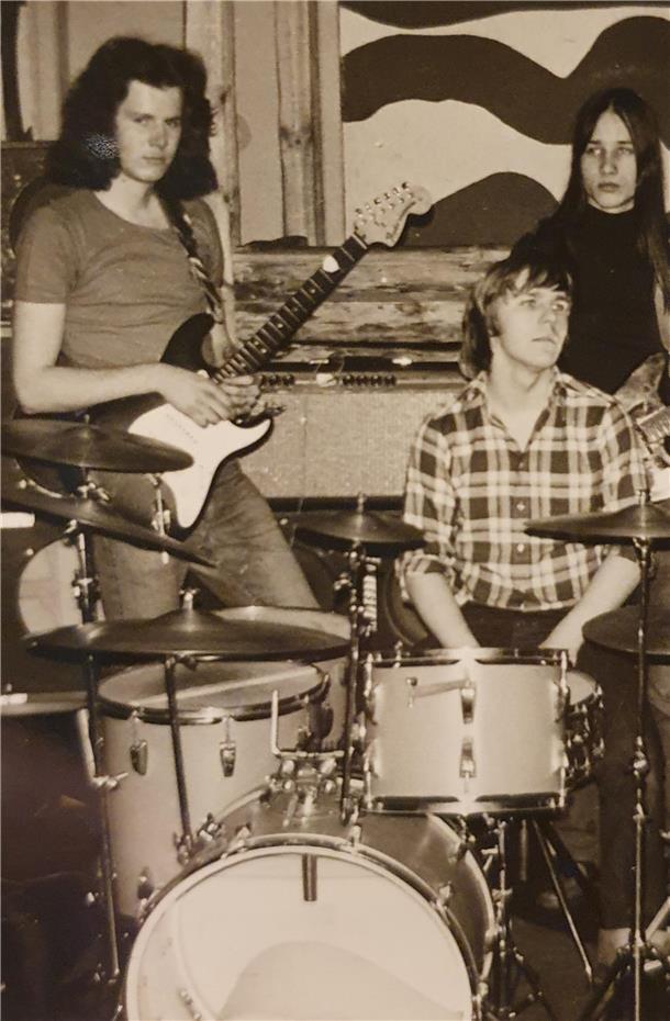 Dieses Foto stammt aus dem Jahr 1975 und zeigt (von links): Günther Gresens, Fredy Herder und Uwe Peters. Die Gründungsmitglieder der Band „kivinan“ feierten mit Musik und Gästen ihr 50-jähriges Jubiläum im Heeslinger Heimathaus – unterstützt von befreundeten Musikern.