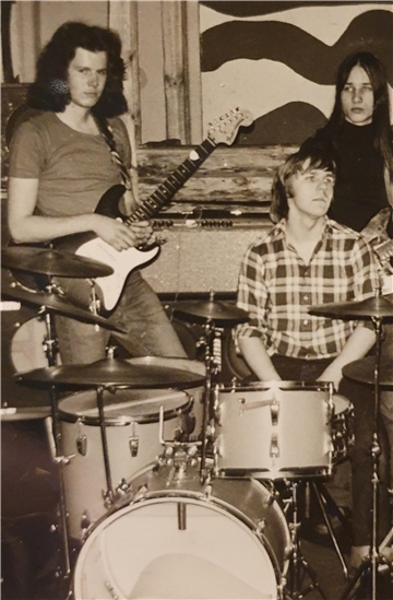 Dieses Foto stammt aus dem Jahr 1975 und zeigt (von links): Günther Gresens, Fredy Herder und Uwe Peters. Die Gründungsmitglieder der Band „kivinan“ feierten mit Musik und Gästen ihr 50-jähriges Jubiläum im Heeslinger Heimathaus – unterstützt von befreundeten Musikern.