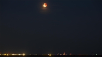 Dieses Foto von der totalen Mondfinsternis schoss Sternwarten-Leiter Julian Witschen an der Nordsee.