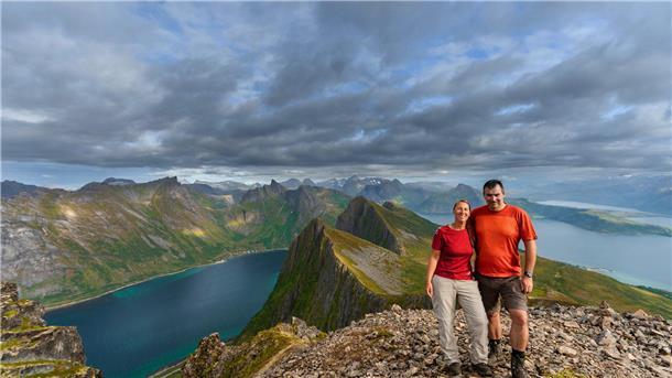 Duo präsentiert Impressionen aus Skandinavien in Nordenham Dieses Foto zeigt Sandra Butscheike und Steffen Mender bei einer Wanderung auf der norwegischen Insel Senja.