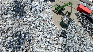 Ausgediente Elektrogeräte wie Waschmaschinen, Trockner und Spülmaschinen liegen am 19.07.2016 zum Recycling auf dem Firmengelände von Electrocycling in Goslar (Niedersachsen). 