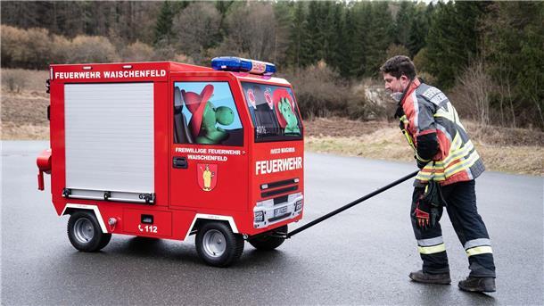 Dieses Kinder-Löschfahrzeug einer Feuerwehr in Bayern ist winzig.