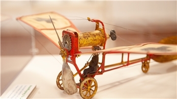 Dieses Modellflugzeug mit Stoffbespannung wurde nach Auskunft seines Sammlers vor 1914 gefertigt und ist damit eines der ältesten Spielzeuge der Sonderausstellung.