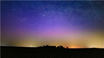 Dieses Nordlicht (Aurora borealis) wurden durch eine Wolke elektrisch geladener Teilchen eines Sonnensturms in der Erdatmosphäre erzeugt.