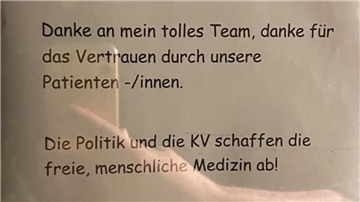 Dieses Schild fanden die Patienten an einer Arztpraxis in Hagen vor, die offenbar von einem Tag auf den anderen geschlossen wurde. 
