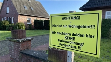 Dieses Schild steht auf einem Grünstreifen vor einem zurzeit verwaisten Haus in der Weserstraße in Burhave. Anlieger haben die Nase voll von der ihrer Meinung nach viel zu hohen Anzahl an Ferienhäusern in der Nachbarschaft.
