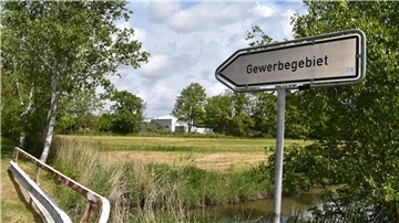 Dieses Schild weist auf das Gewerbegebiet in Stollhamm hin. Die Gemeinde will auch künftig Butjadinger Gewerbebetrieben innerhalb der Kommune ausreichend Flächen zur Verfügung stellen.