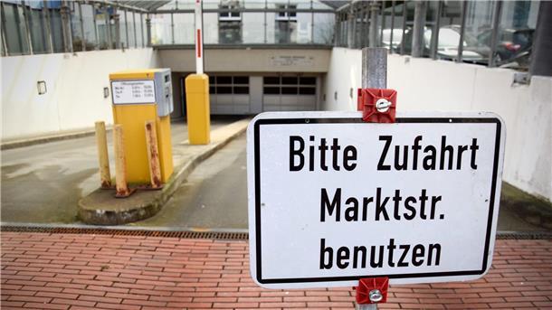 Schranke defekt: Tiefgarage in Nordenham hat vorerst nur noch eine Zu- und Ausfahrt Das Foto zeigt die gesperrte Zufahrt der Nordenhamer Tiefgarage an der Poststraße.