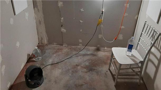 In Gefängniszelle gesperrt: Suche nach Entführungsopfern Dieses undatierte am 02.08.2023 vom Federal Bureau of Investigation’s Portland Field Office zur Verfügung gestellte Foto zeigt das Innere einer behelfsmäßigen Zelle.