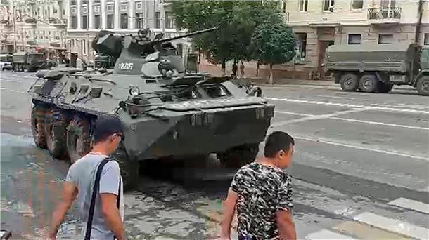 Putin sieht Verrat, Söldner stoppen Vormarsch Dieses Videostandbild zeig einen russischer Panzer in einer Straße in Rostow am Don.